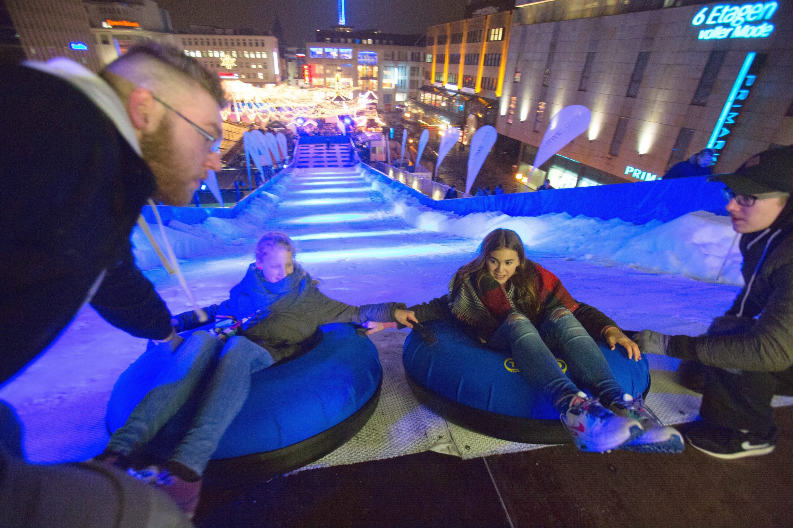 Eröffnungsfeier zu Essen on Ice , ice rink , Eröffnung der Eisbahn und der Schneerutsche auf dem Kennedyplatz in Essen , Foto:  Stefan Arend / Funke Foto Services