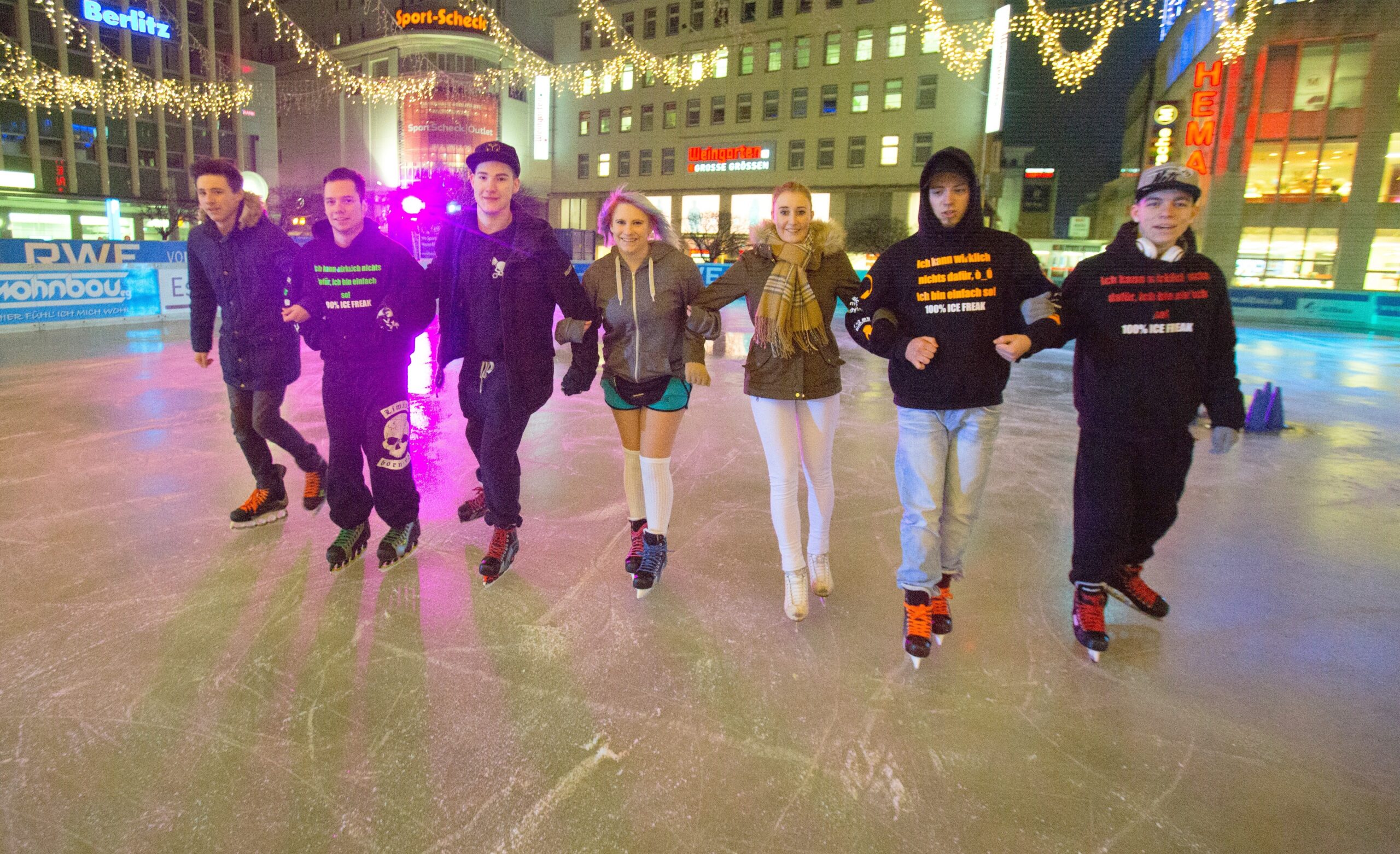 Eröffnungsfeier zu Essen on Ice , ice rink , Eröffnung der Eisbahn und der Schneerutsche auf dem Kennedyplatz in Essen , Foto:  Stefan Arend / Funke Foto Services