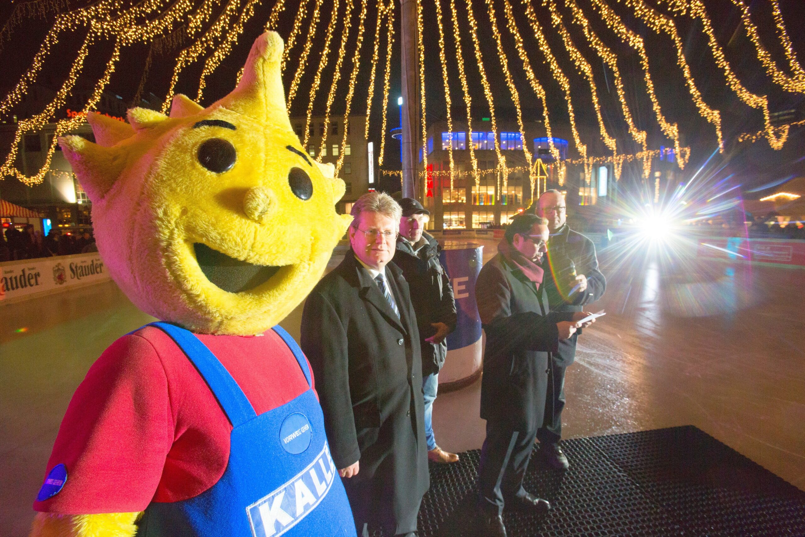 Eröffnungsfeier zu Essen on Ice , ice rink , Eröffnung der Eisbahn und der Schneerutsche auf dem Kennedyplatz in Essen , OB Kufen und Maskottchen Kalle bei den Grußworten , Foto:  Stefan Arend / Funke Foto Services