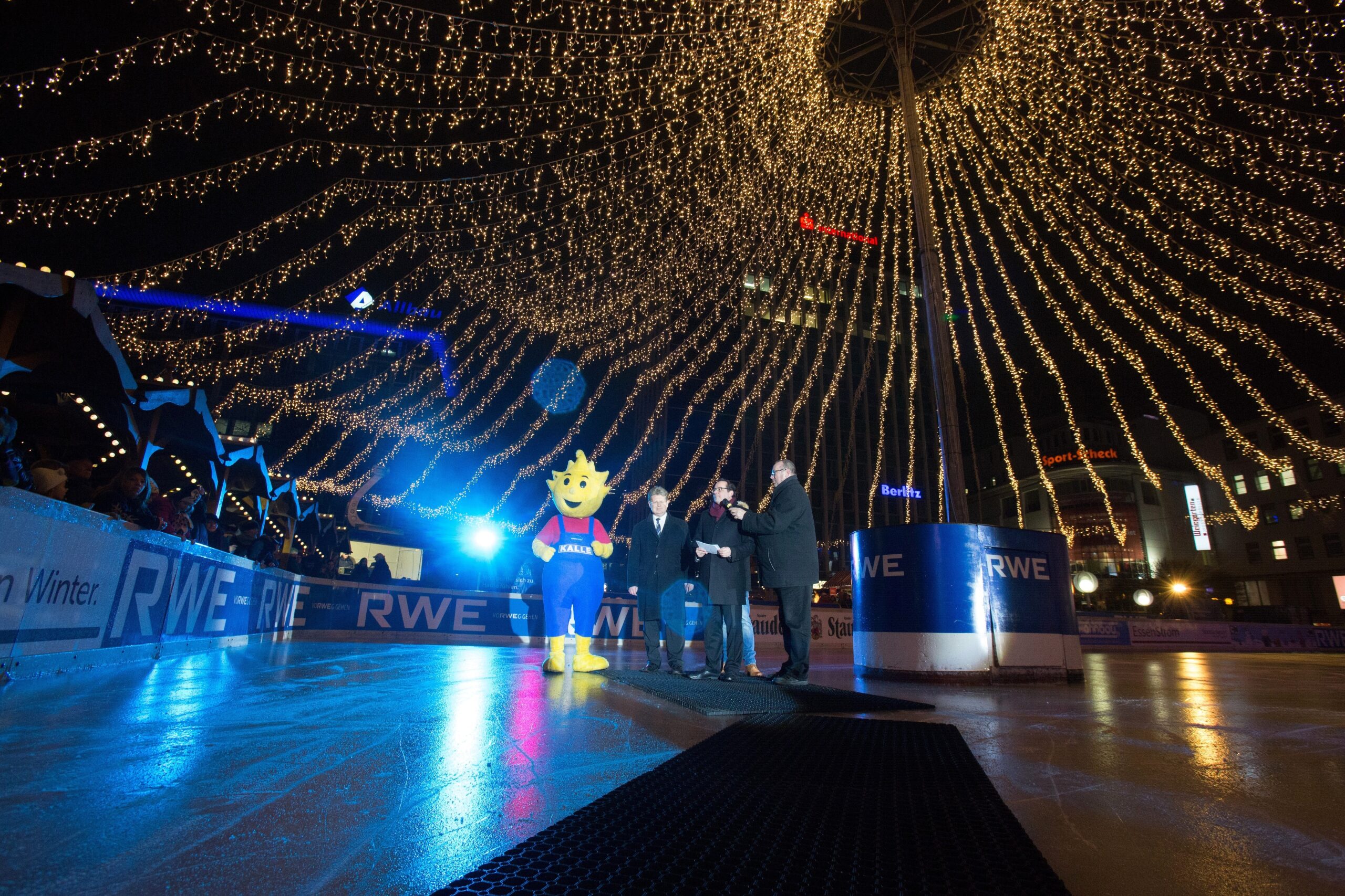 Eröffnungsfeier zu Essen on Ice , ice rink , Eröffnung der Eisbahn und der Schneerutsche auf dem Kennedyplatz in Essen , OB Kufen und Maskottchen Kalle bei den Grußworten , Foto:  Stefan Arend / Funke Foto Services