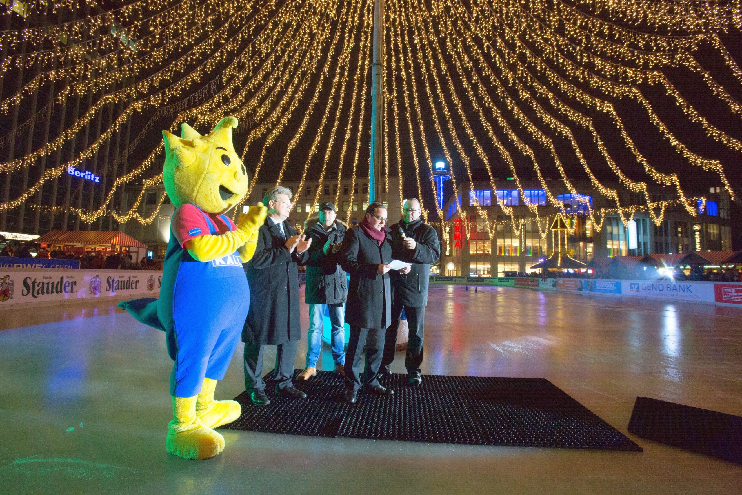 Eröffnungsfeier zu Essen on Ice , ice rink , Eröffnung der Eisbahn und der Schneerutsche auf dem Kennedyplatz in Essen , OB Kufen und Maskottchen Kalle bei den Grußworten , Foto:  Stefan Arend / Funke Foto Services