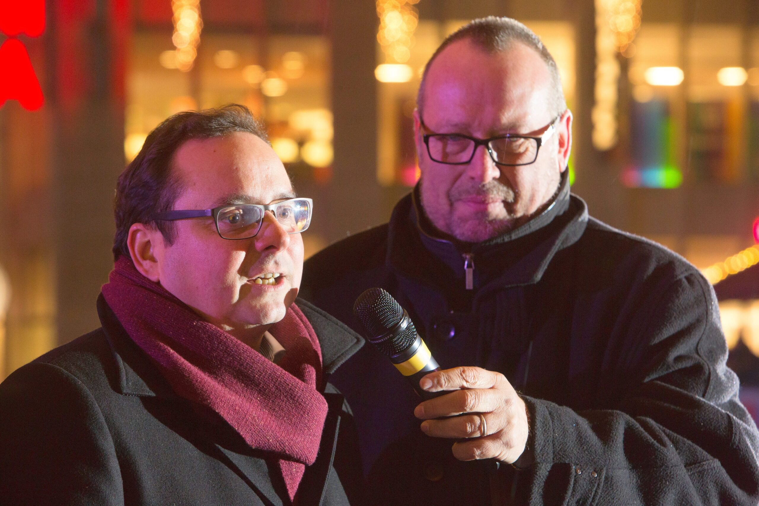 Eröffnungsfeier zu Essen on Ice , ice rink , Eröffnung der Eisbahn und der Schneerutsche auf dem Kennedyplatz in Essen , OB Kufen und Maskottchen Kalle bei den Grußworten , Foto:  Stefan Arend / Funke Foto Services