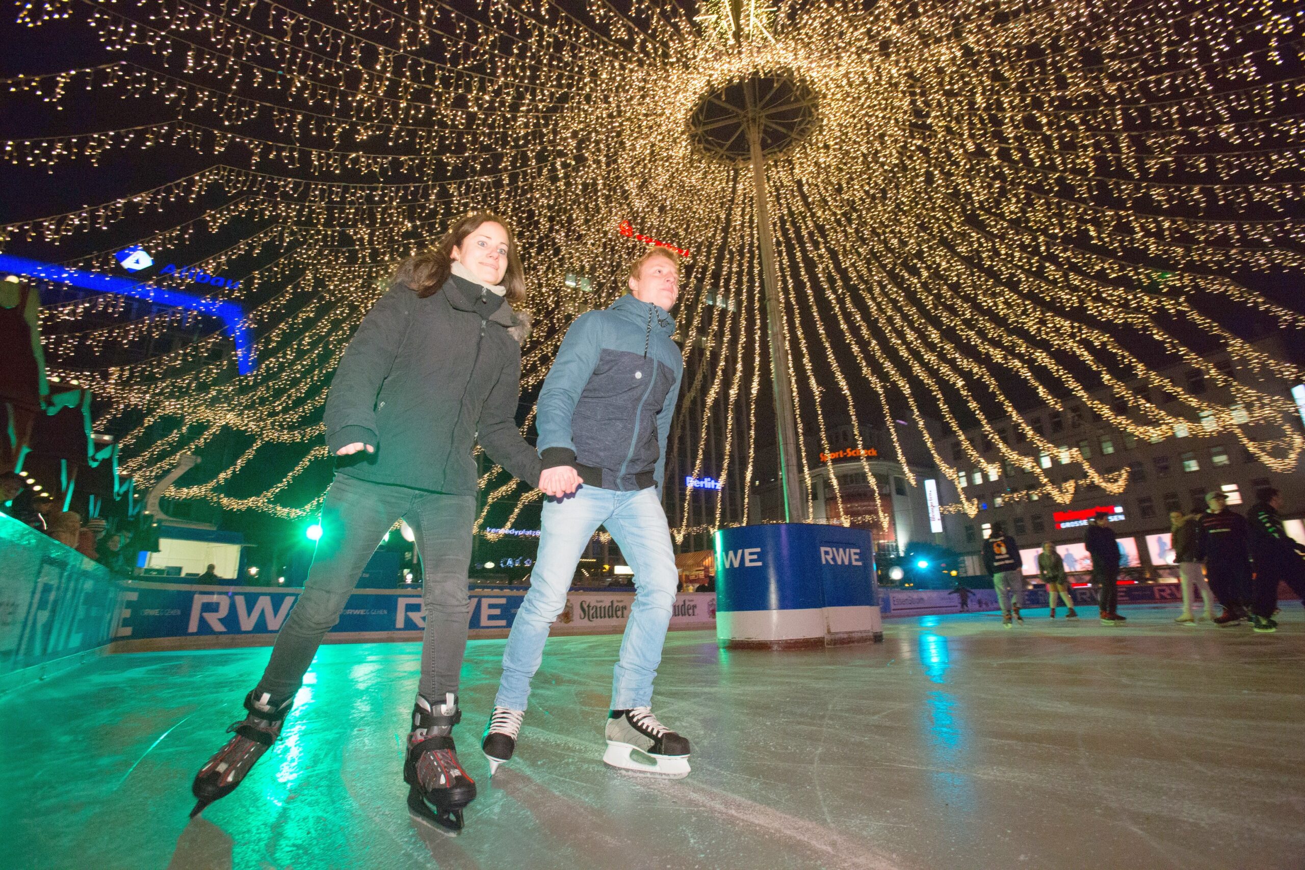 Eröffnungsfeier zu Essen on Ice , ice rink , Eröffnung der Eisbahn und der Schneerutsche auf dem Kennedyplatz in Essen , Foto:  Stefan Arend / Funke Foto Services