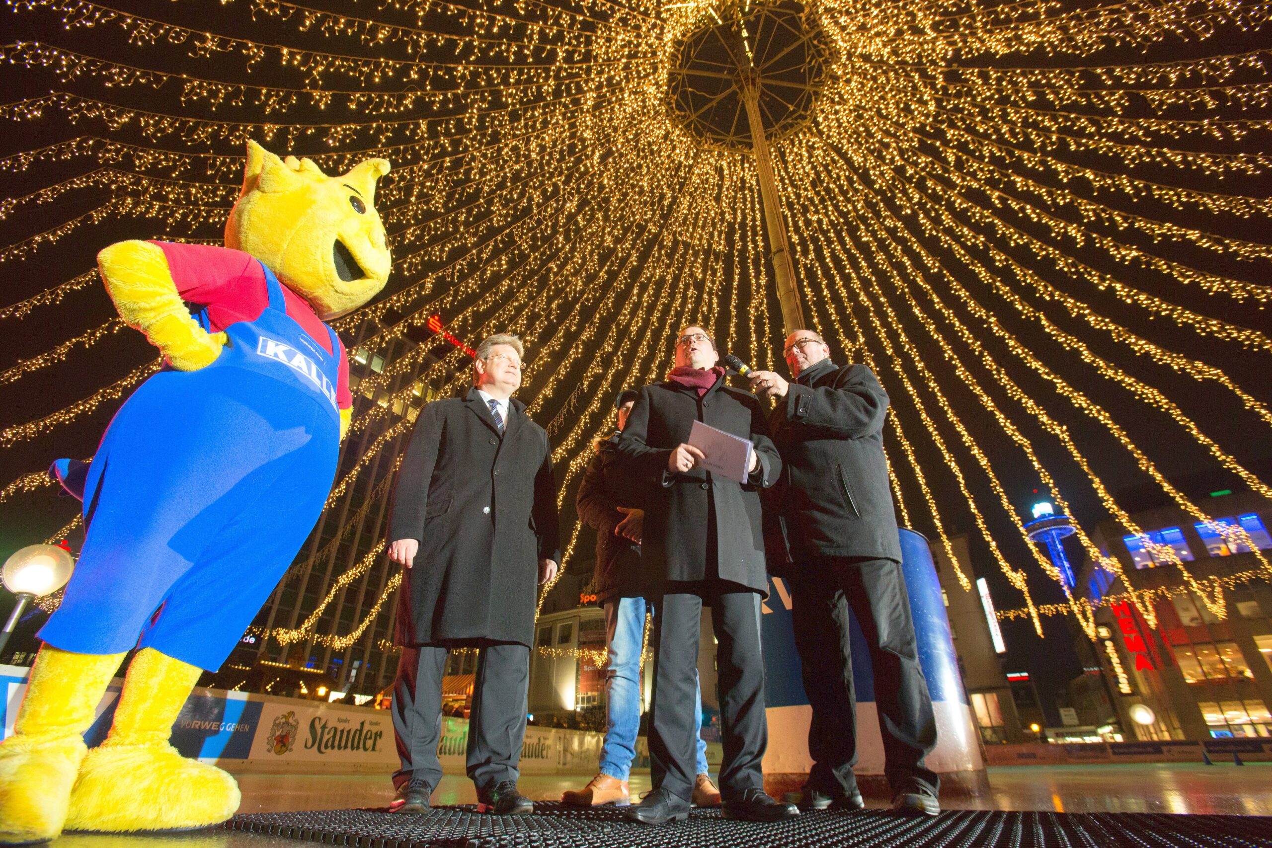 Eröffnungsfeier zu Essen on Ice , ice rink , Eröffnung der Eisbahn und der Schneerutsche auf dem Kennedyplatz in Essen , OB Kufen und Maskottchen Kalle bei den Grußworten , Foto:  Stefan Arend / Funke Foto Services