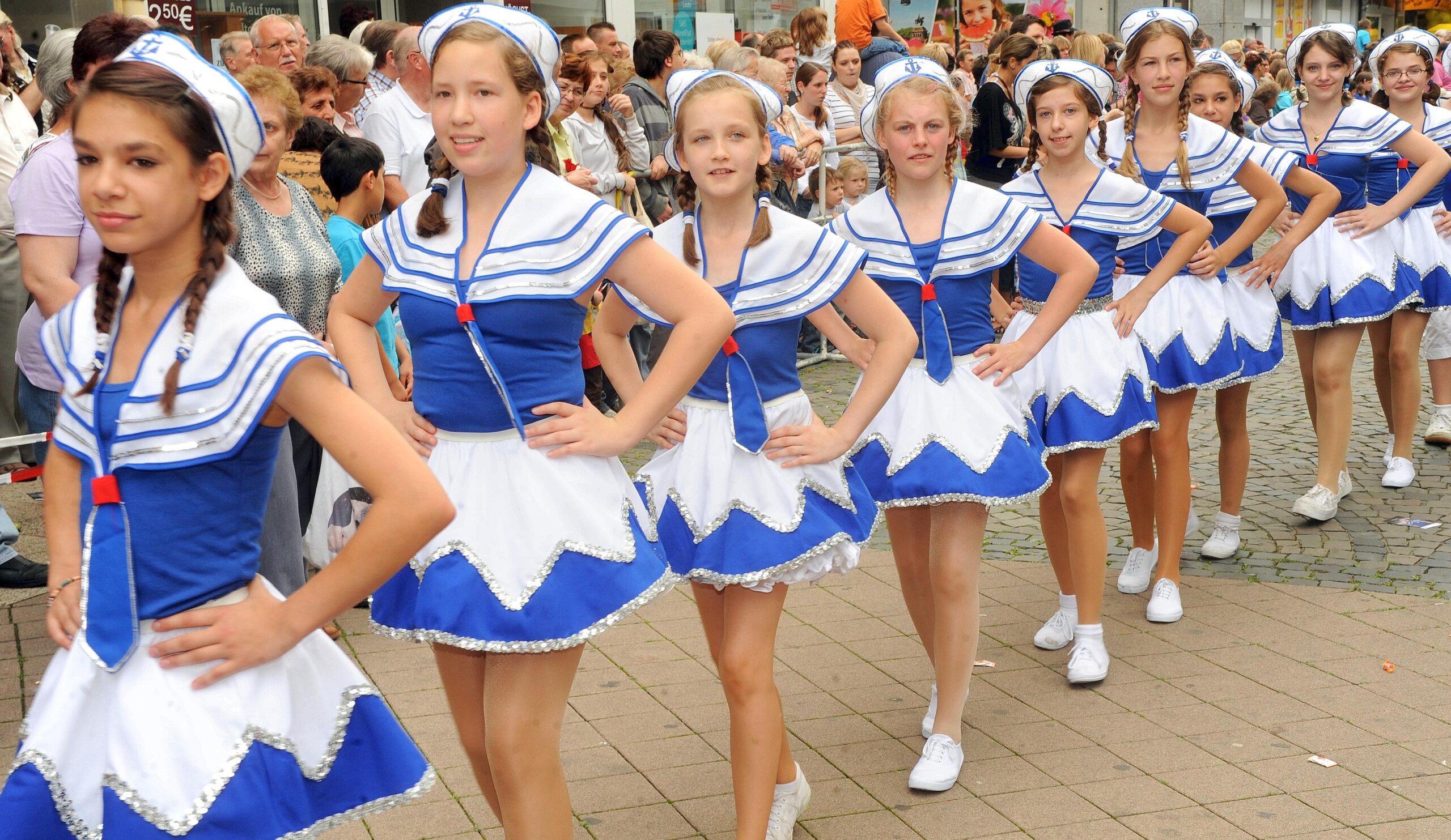 Crange steht Kopf. Bis zum 14. August lockt die 576. Cranger Kirmes zum großen Rummel.