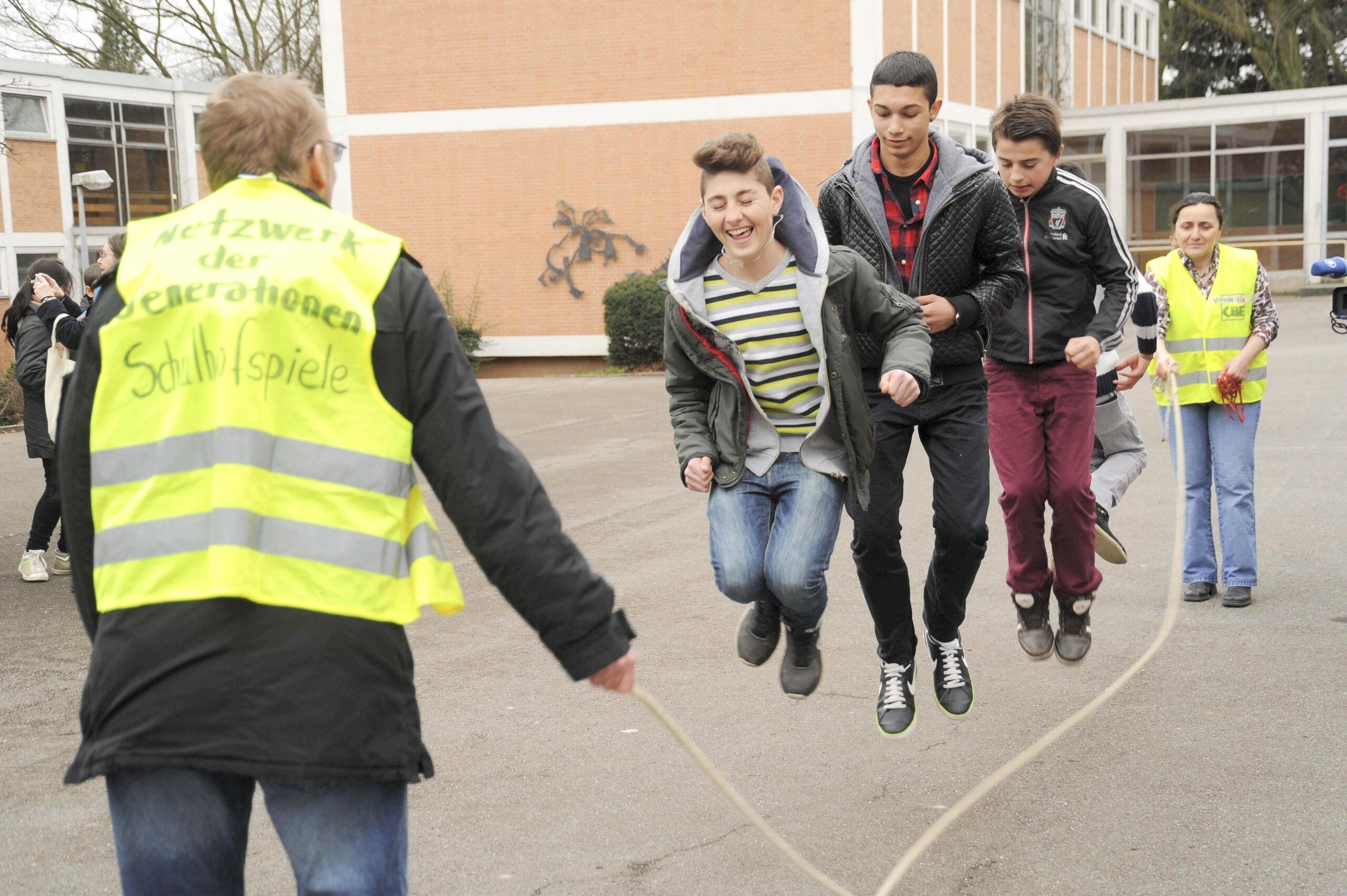 Wiederbelebung alter Schulhofspiele.