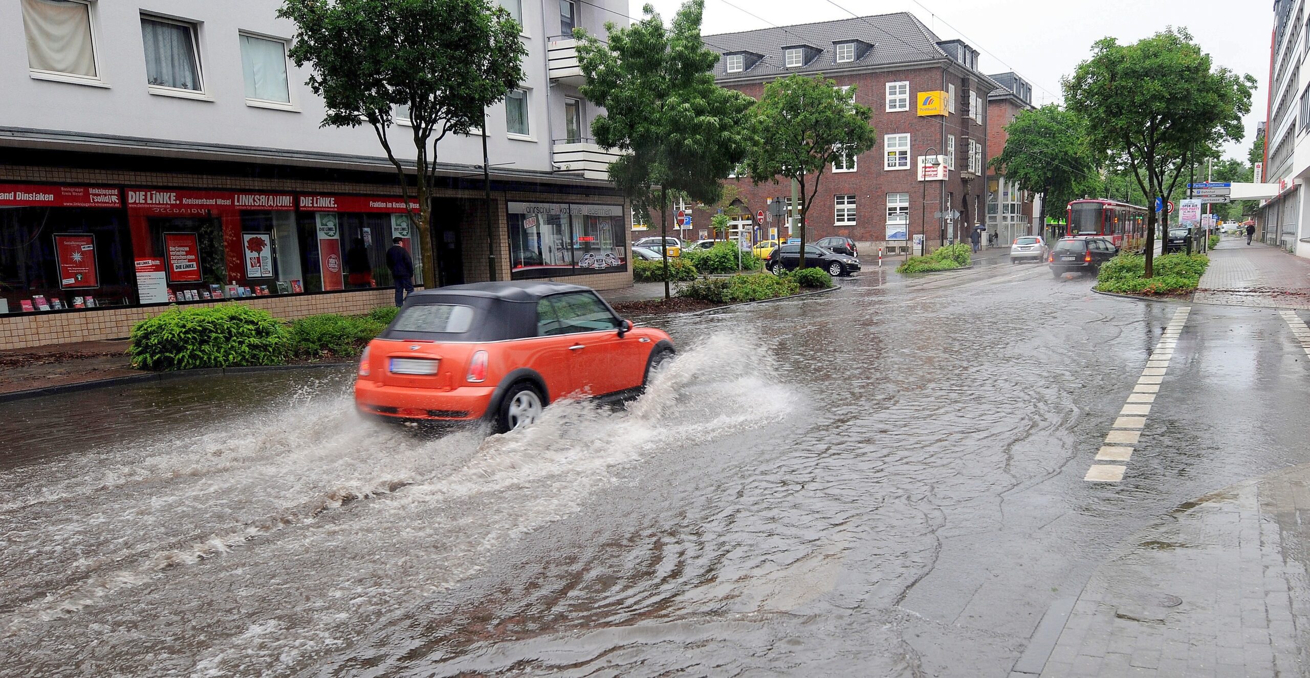 In der rund 70.000 Einwohner zählenden Kommune geht derzeit wenig bis gar nichts. Tunnel stehen unter Wasser, Straßen sind zu Seen-Landschaften geworden.