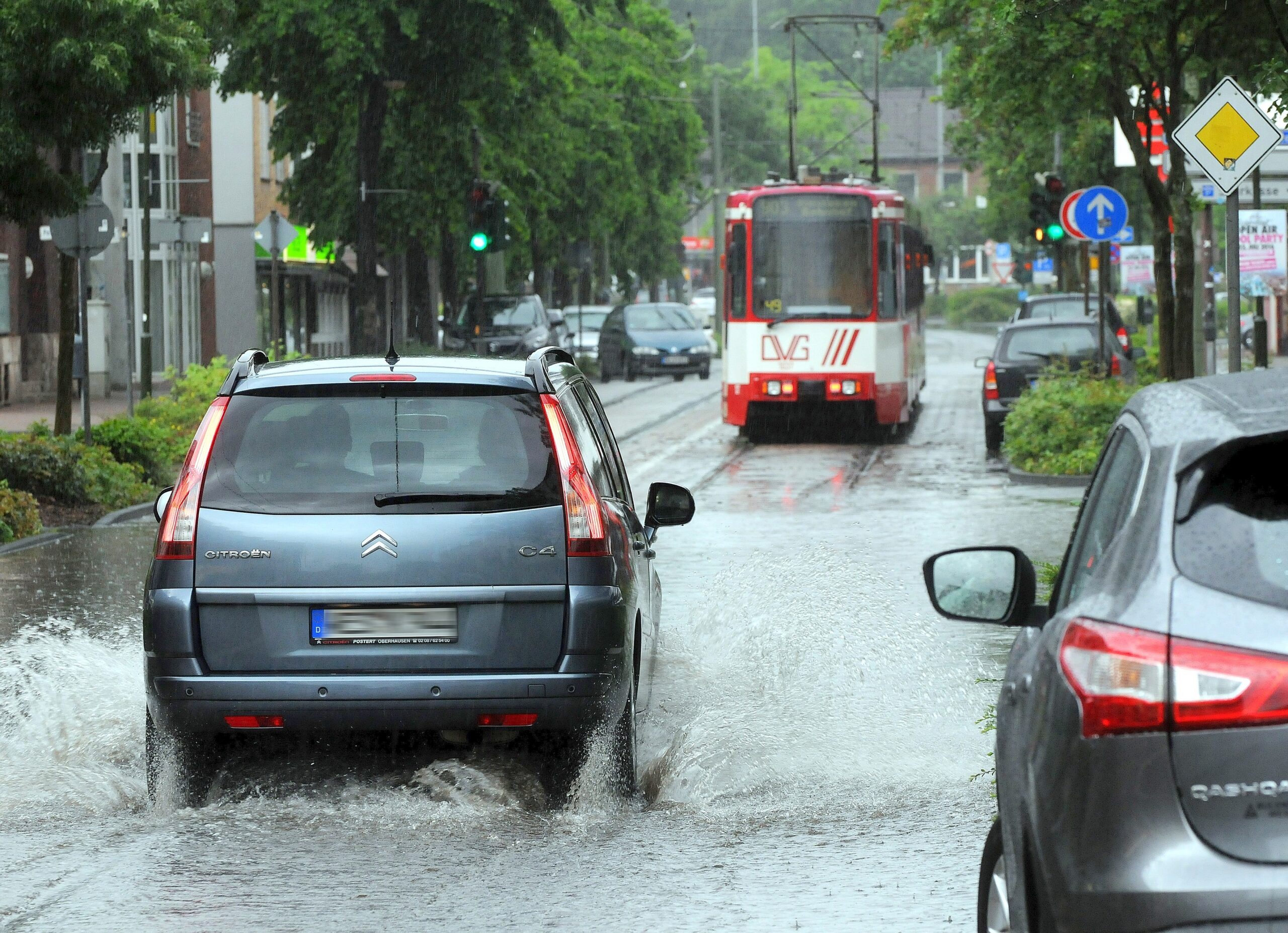 Die Bundesstraße B8 ist nicht befahrbar, die Straßenbahn verkehrt nur sporadisch.