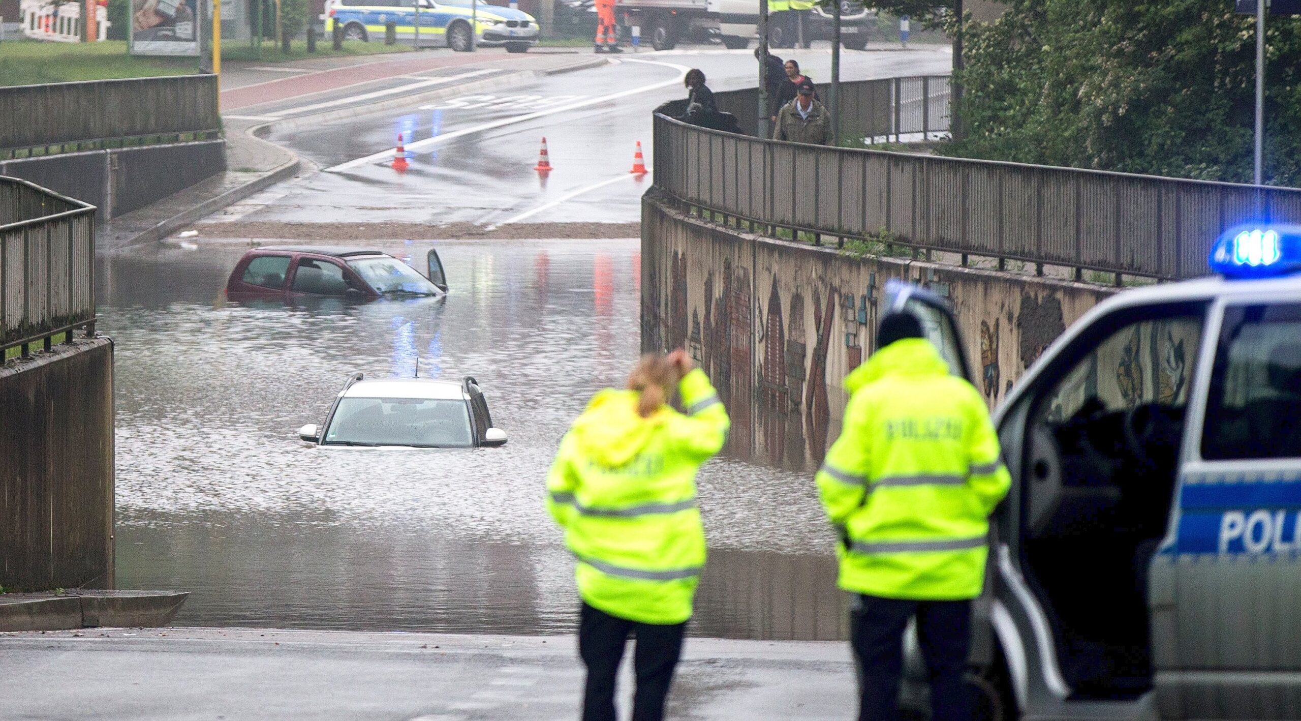 Ein Mann und einen Frau hatten sich dort mit einem Renault Twingo festgefahren. Die beiden konnten sich aus eigener Kraft aus dem Wagen befreien und ins Trockene waten. Der Renault stand schließlich bis zum Dach unter Wasser.