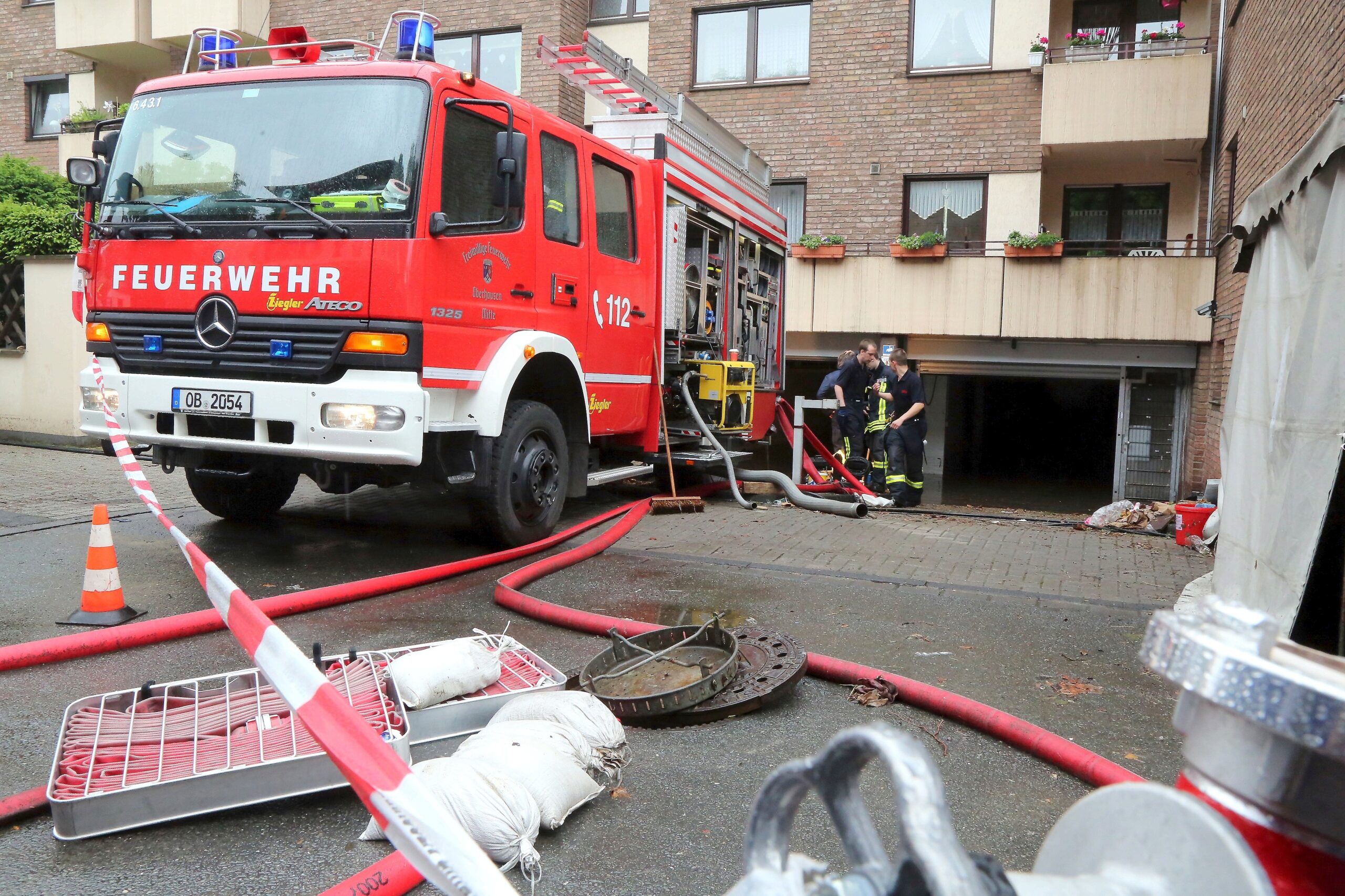 Etwa 70 Feuerwehrleute waren im Einsatz, um die Spuren des Unwetters zu beseitigen – hier an der überfluteten Tiefgarage Eichelkampstraße.