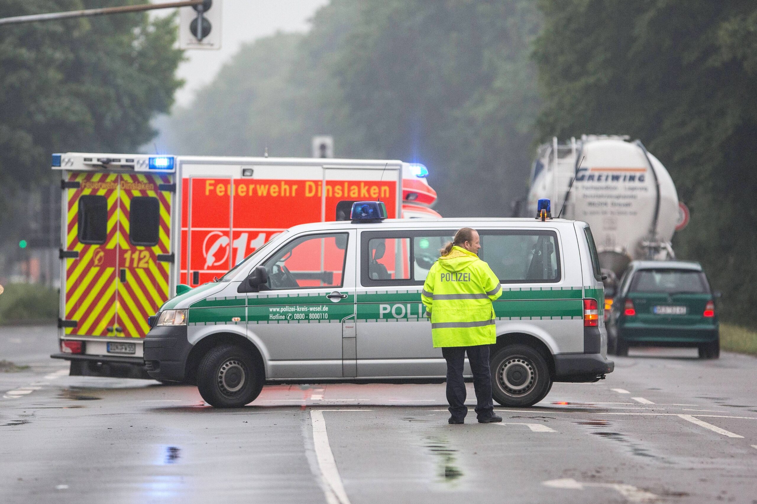 30.05.2016 , DIN Dinslaken , Schwere Unwetter in Dinslaken , Straßen überflutet , Fahrzeuge in den Wassermassen eingeschlossen.30 05 2016 DIN Dinslaken serious Storm in Dinslaken Roads flooded Vehicles in the Water masses included