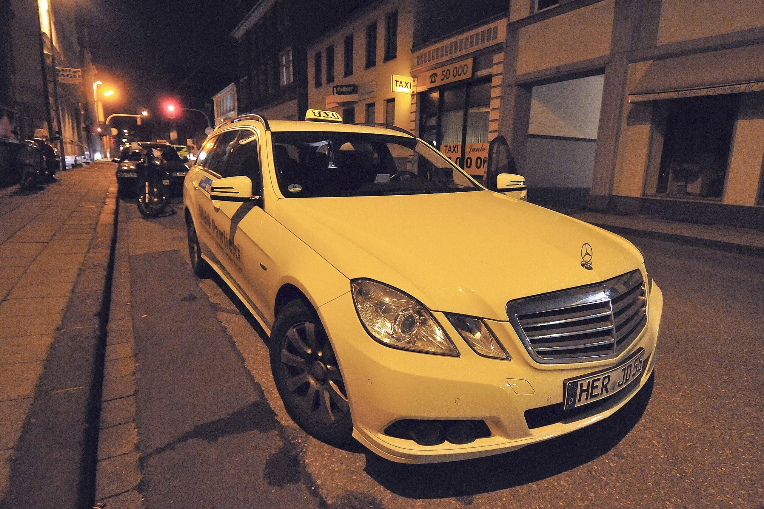 Von der Taxizentrale Junker an der Mont-Cenis-Straße sind’s sechs Kilometer bis zum Cranger Kirmesplatz ...