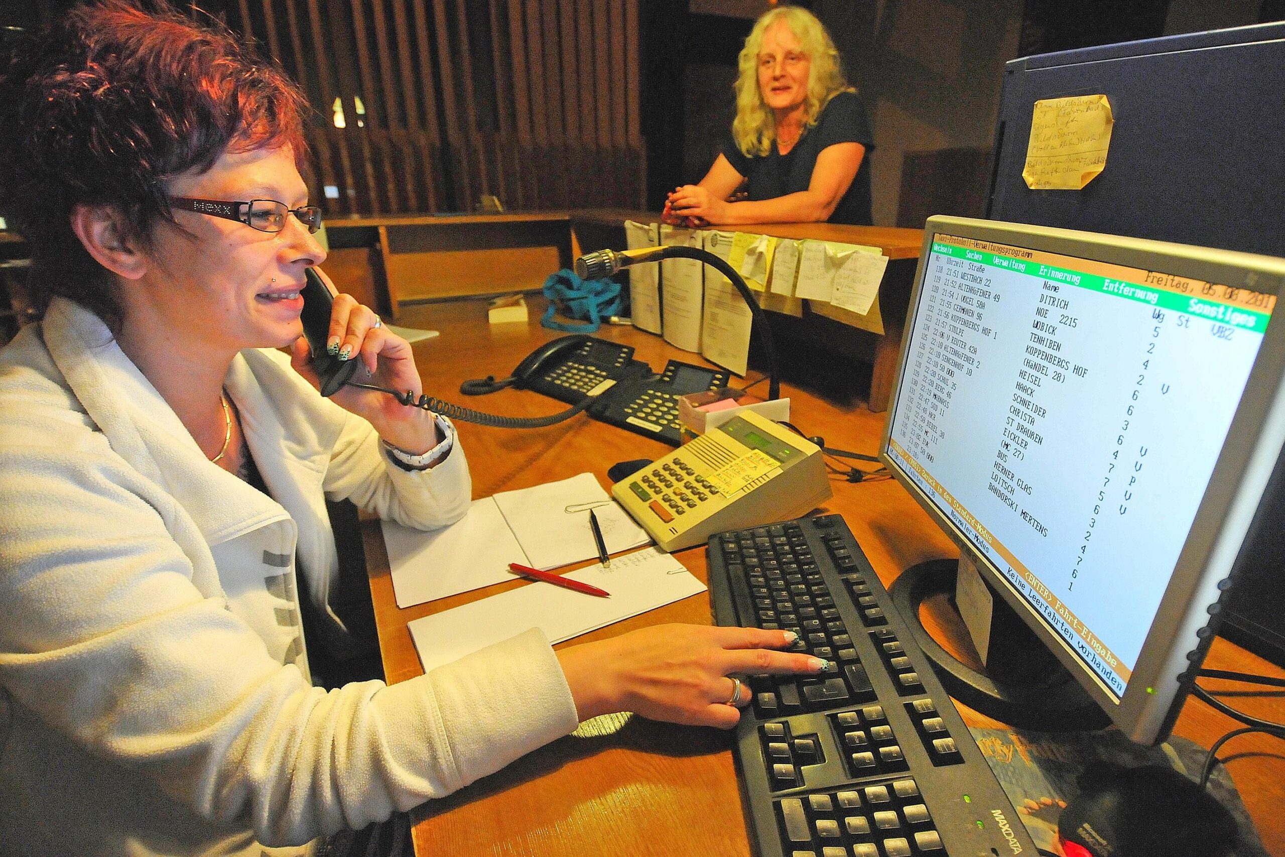 Telefonistin Melanie Gündrel nimmt die Fahrten in der Zentrale an