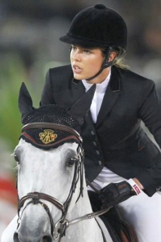 Charlotte Casiraghi will um jeden Preis Champion im Hindernisreiten werden. Foto: dapd