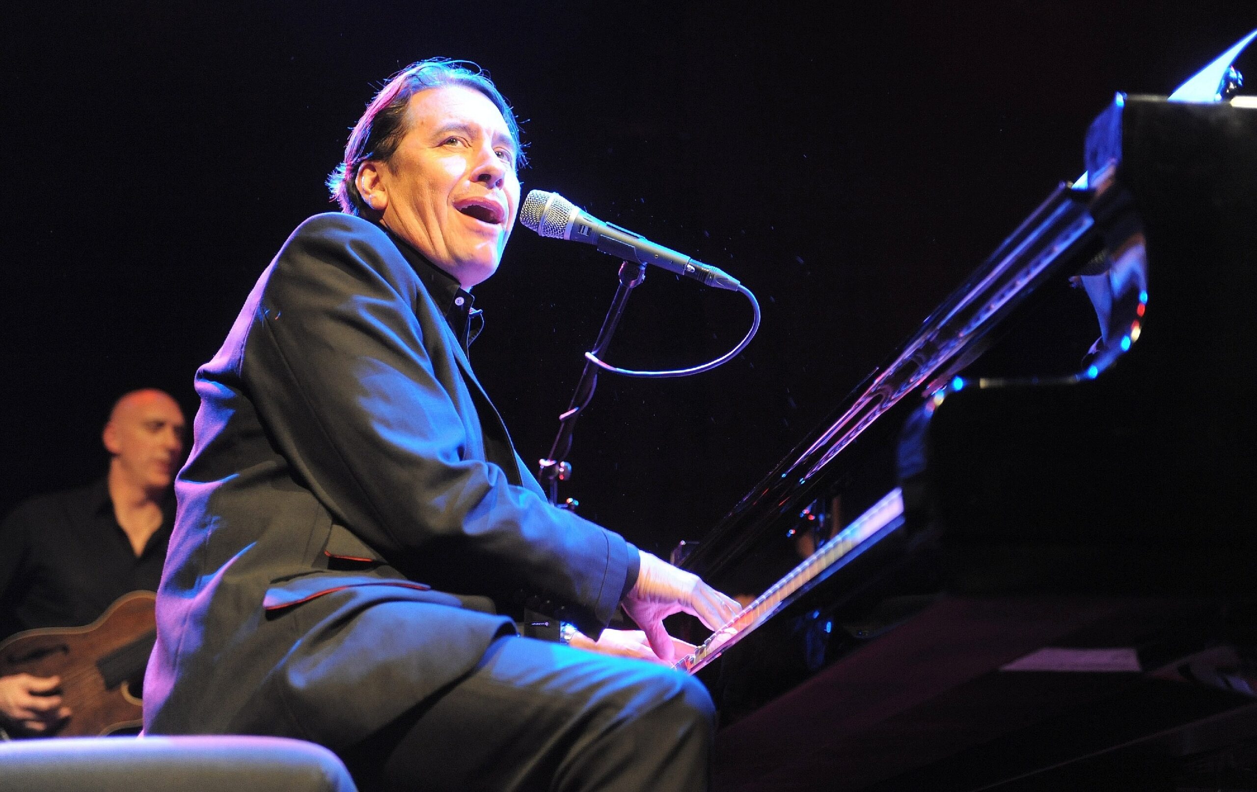 Der britische Pianist und Shomaster Jools Holland brachte Herbert Grönemeyer und Marc Almond als Überraschungsgast zum Konzert ins FZW nach Dortmund mit. (15. September 2011)