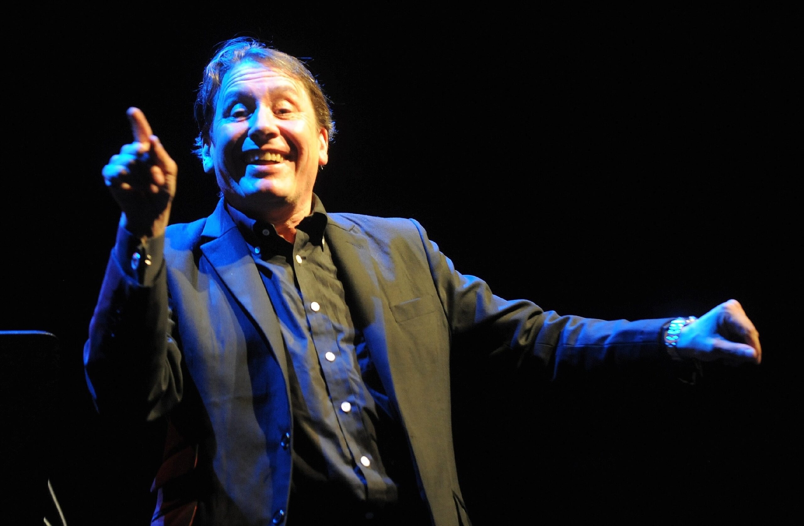 Der britische Pianist und Shomaster Jools Holland brachte Herbert Grönemeyer und Marc Almond als Überraschungsgast zum Konzert ins FZW nach Dortmund mit. (15. September 2011)