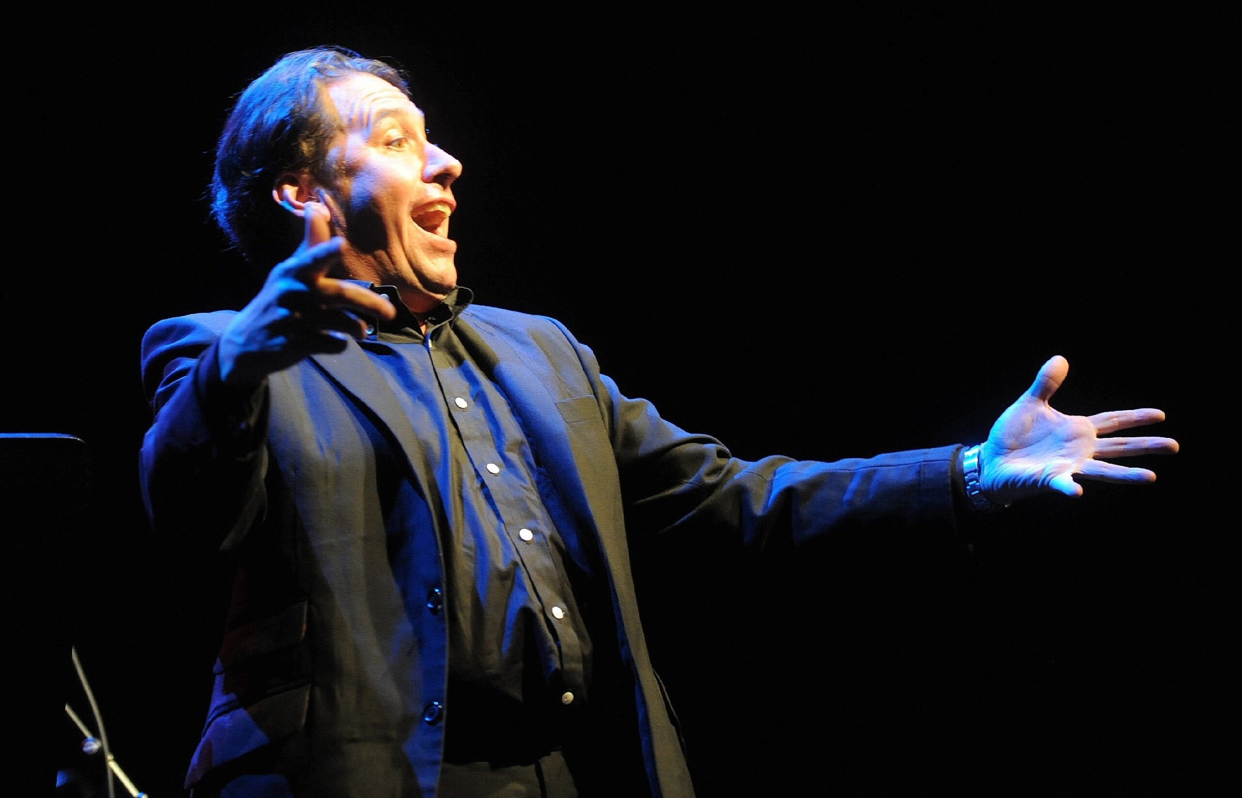 Der britische Pianist und Shomaster Jools Holland brachte Herbert Grönemeyer und Marc Almond als Überraschungsgast zum Konzert ins FZW nach Dortmund mit. (15. September 2011)