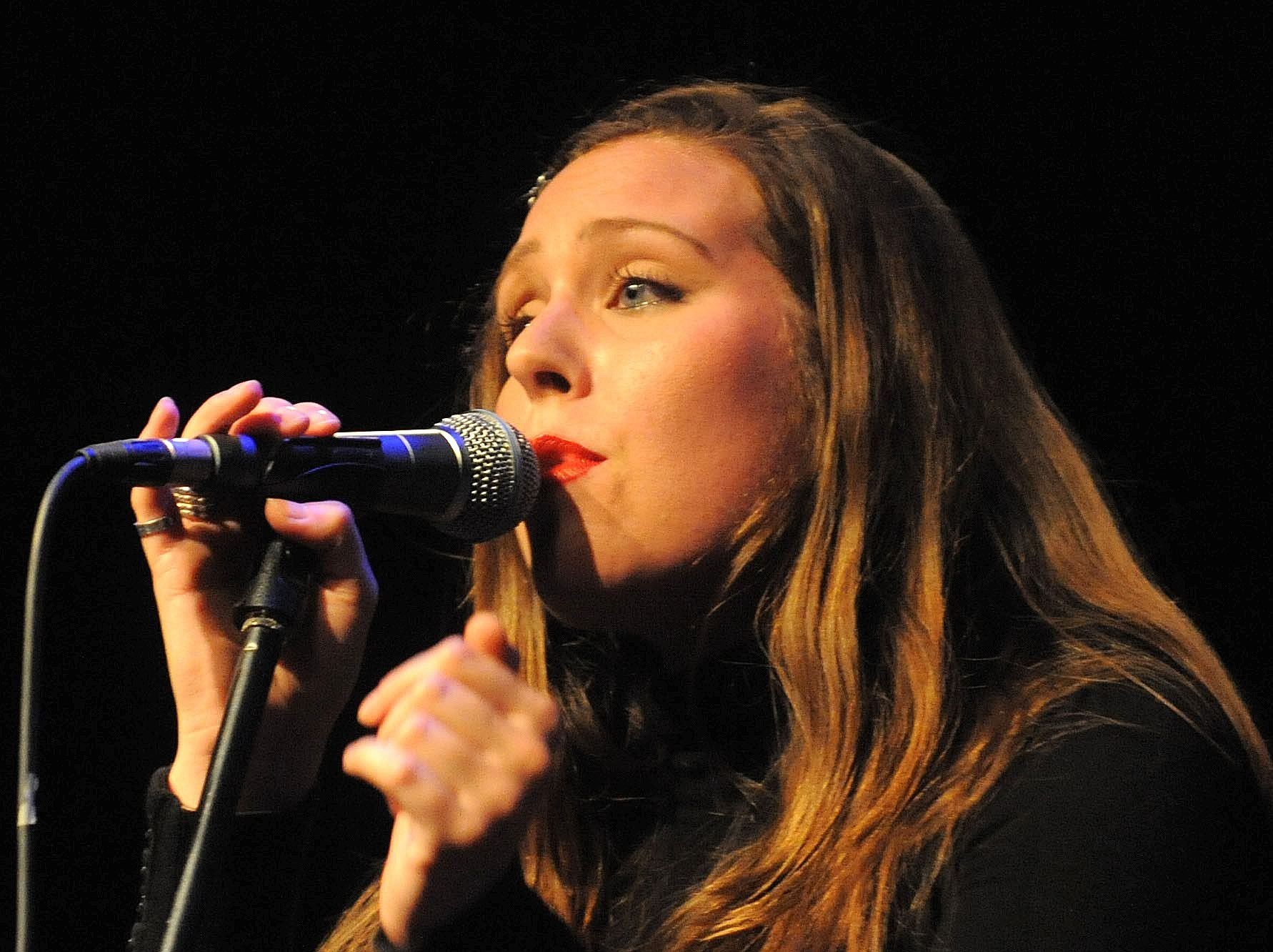 Herbert Grönemeyer und Marc Almond treten als Überraschungsgast beim Konzert des britischen Pianisten und Shomasters Jools Holland im FZW in Dortmund auf. Hier: Sängerin Suzi Woods. (15. September 2011)