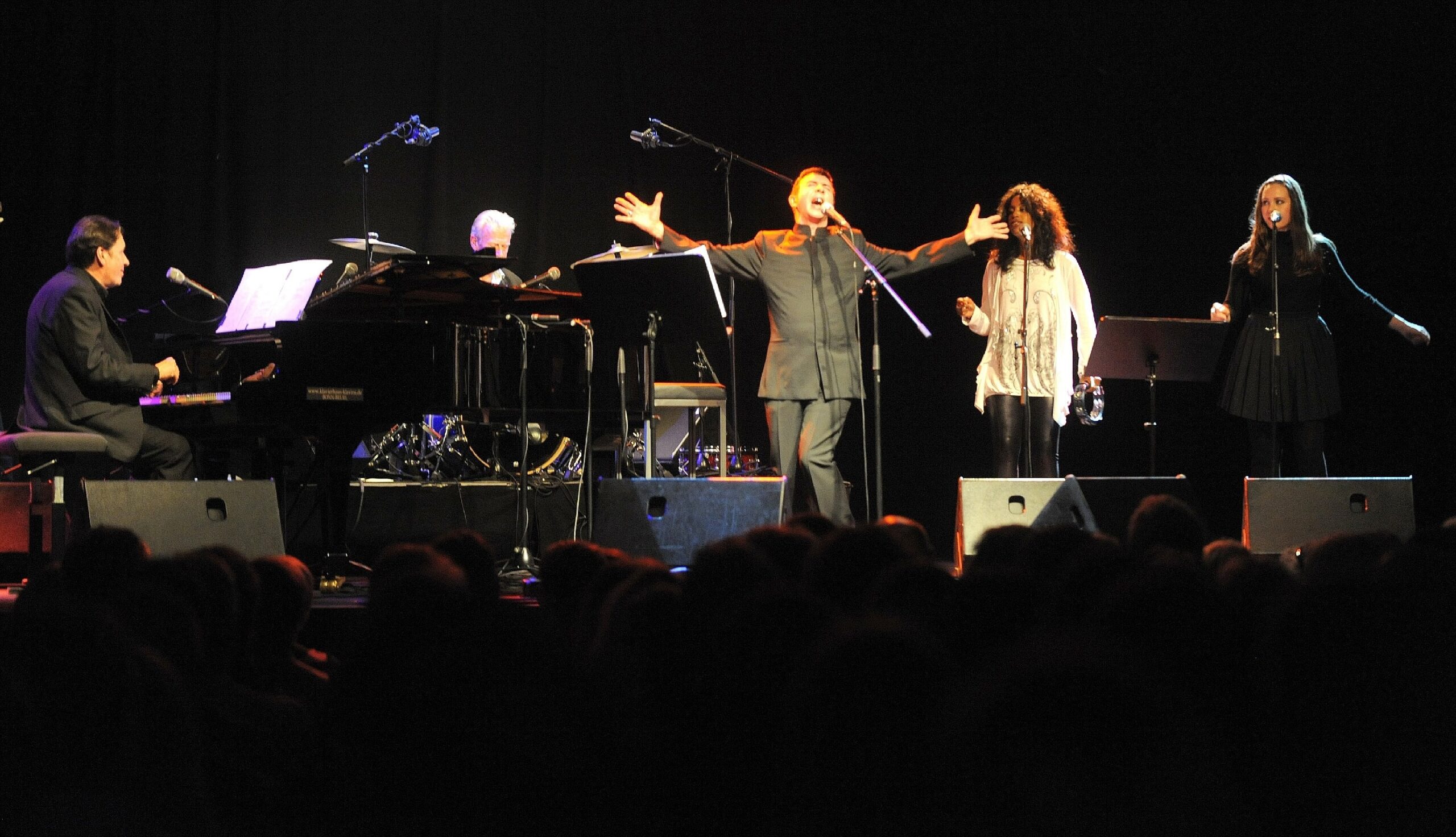 Marc Almond (Foto) und Herbert Grönemeyer treten als Überraschungsgast beim Konzert des britischen Pianisten und Shomasters Jools Holland im FZW in Dortmund auf. (15. September 2011)