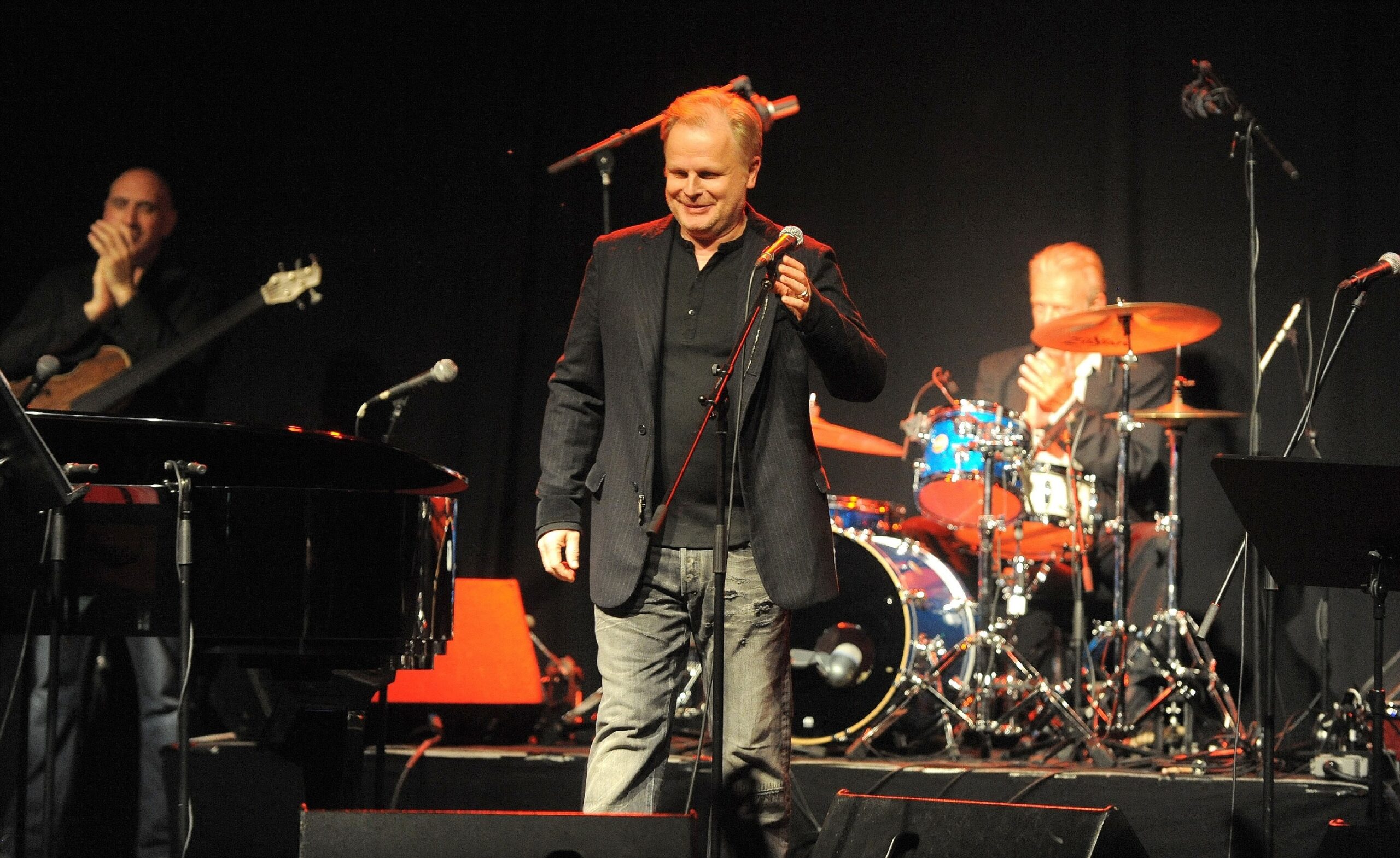 Herbert Grönemeyer (Foto) und Marc Almond treten als Überraschungsgast beim Konzert des britischen Pianisten und Shomasters Jools Holland im FZW in Dortmund auf. (15. September 2011)