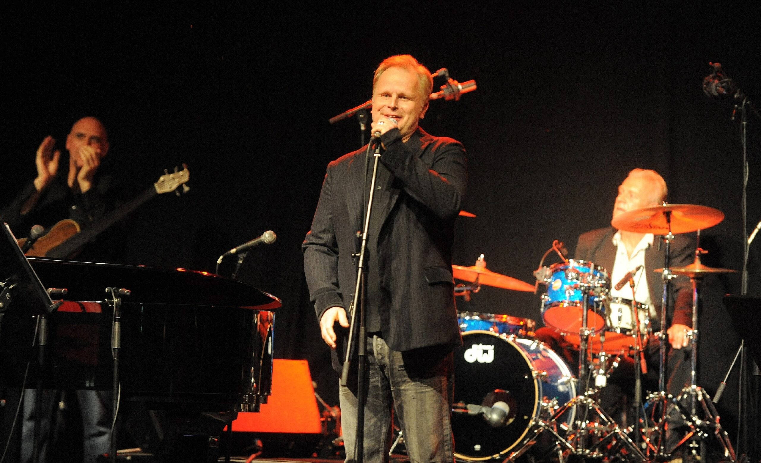 Herbert Grönemeyer (Foto) und Marc Almond treten als Überraschungsgast beim Konzert des britischen Pianisten und Shomasters Jools Holland im FZW in Dortmund auf. (15. September 2011)