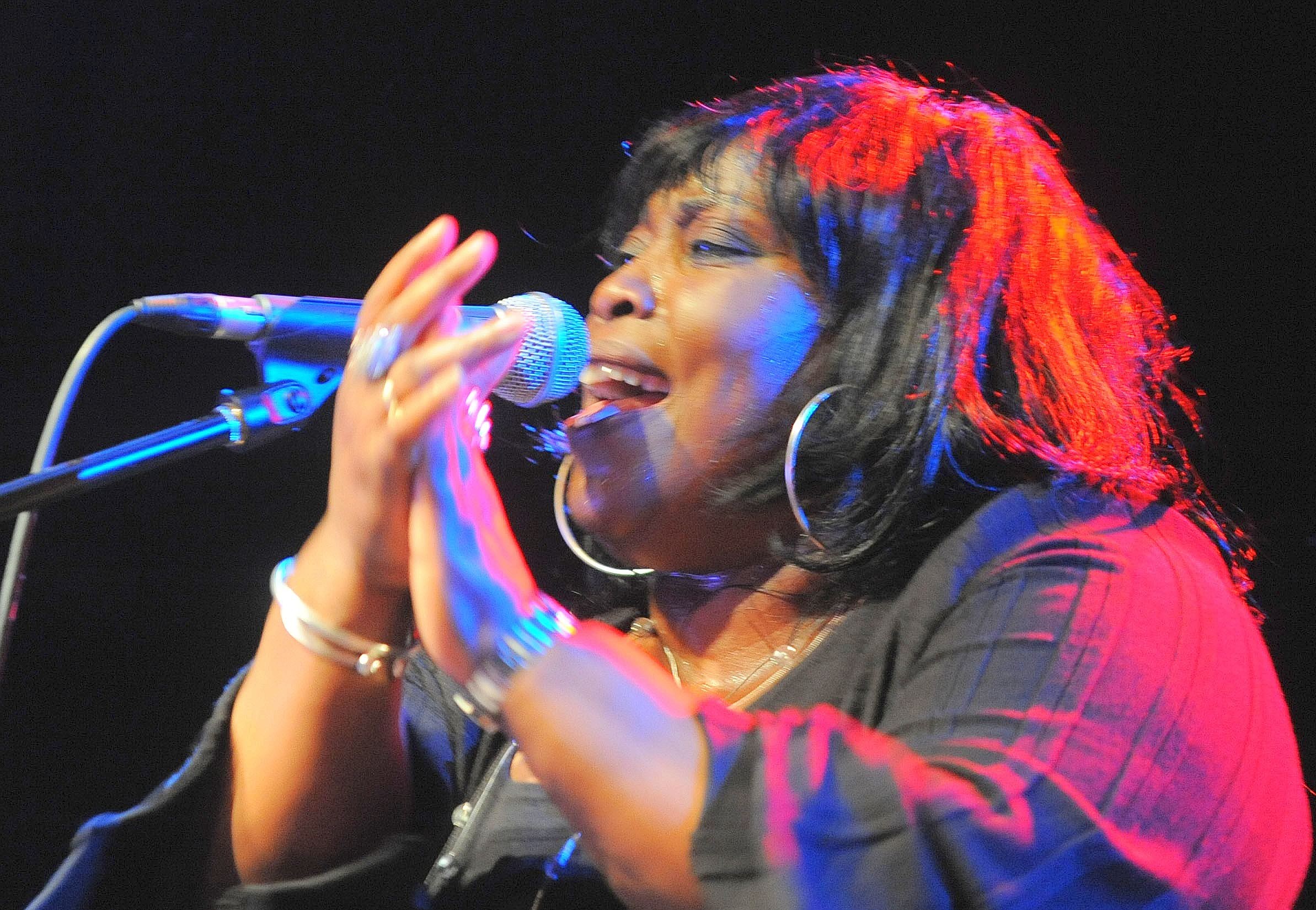 Herbert Grönemeyer und Marc Almond treten als Überraschungsgast beim Konzert des britischen Pianisten und Shomasters Jools Holland im FZW in Dortmund auf. Hier: Sängerin Ruby Turner. (15. September 2011)