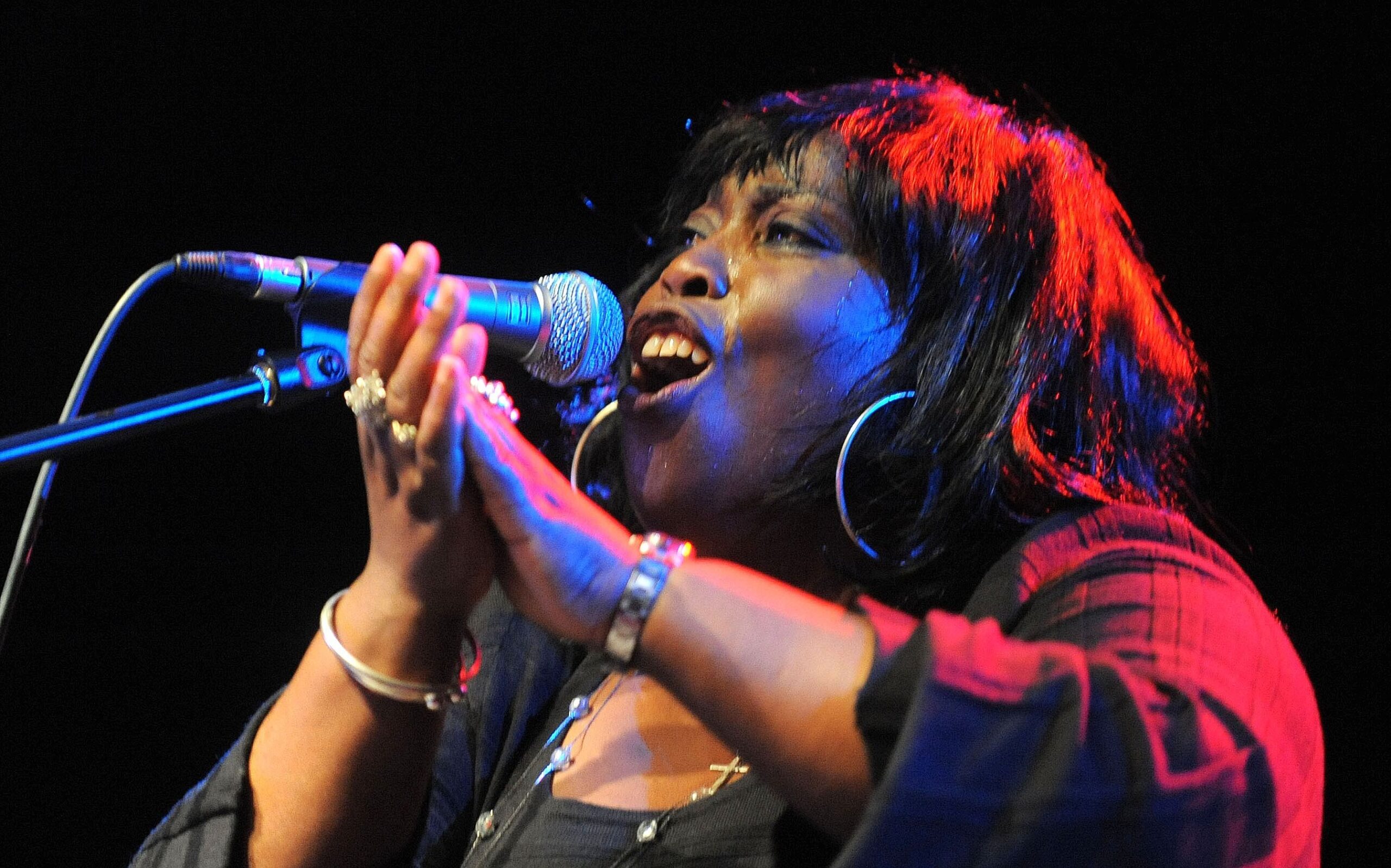 Herbert Grönemeyer und Marc Almond treten als Überraschungsgast beim Konzert des britischen Pianisten und Shomasters Jools Holland im FZW in Dortmund auf. Hier: Sängerin Ruby Turner. (15. September 2011)