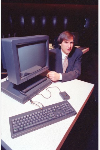 ... Jobs erzwungenen Abgang bei Apple baute er 1989 bei seinem neu gegründeten Unternehmen Next einen leistungsstarken Arbeitsplatzcomputer. Die Firma konnte diesen nie in größerer Stückzahl absetzen, doch der Computer war dennoch richtungsweisend: auf ihm wurde der erste Web-Browser geschaffen. Als...