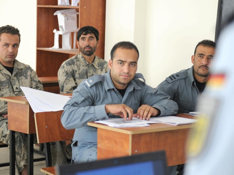 ...zum Beispiel in der Polizeiakademie in Kabul, und praktisch...