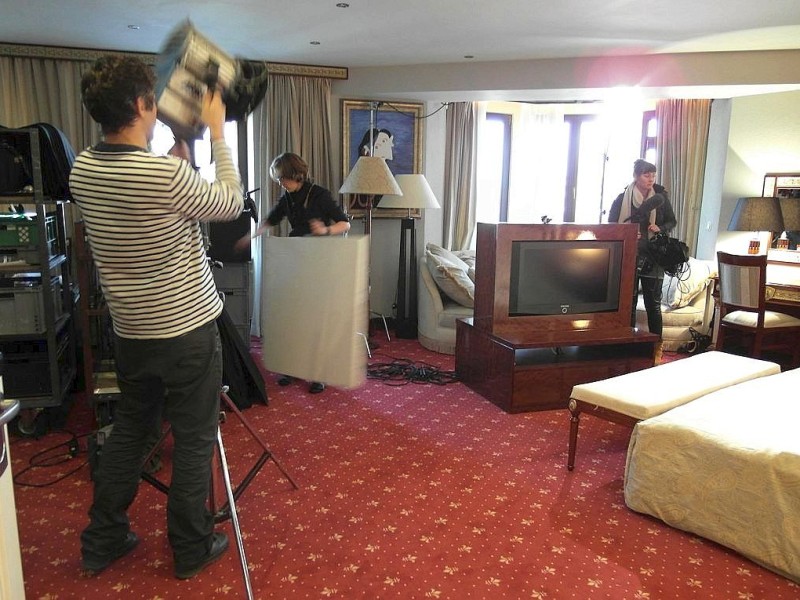 Seit dem 07.11. 2011 wird der Spielfilm "Lonely U" unter der Regie von Lola Randl im Unique Hotel Dortmund gedreht. Erzählt wird die Geschichte der Nachwuchsautorin Ada, gespielt von Fritzi Haberlandt, und des Leinwandstars Nino, gespielt von Mario Adorf, die eine Nacht in einem Hotel mit  reden verbringen.Im Bild: Vorbereitung für Filmaufnahmen am 15.11.2011 in Raum 414 des Unique Hotels in Dortmund