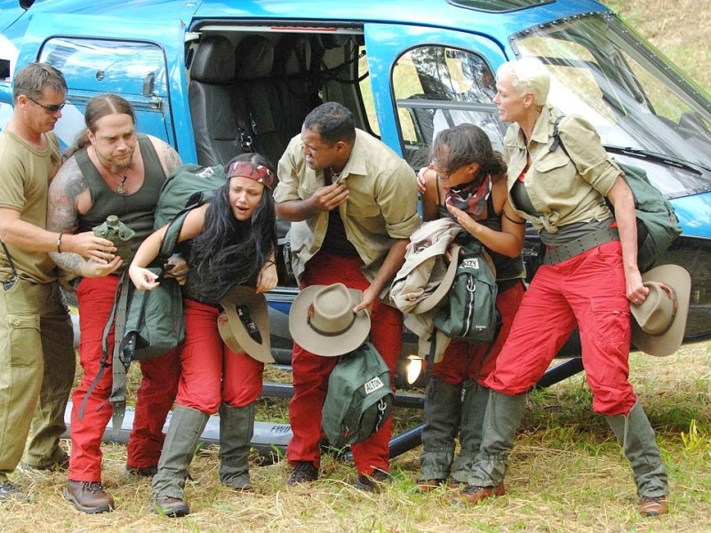 Brigitte Nielsen, Jazzy, Ailtion, Kim Debkowski und Martin Kesici auf dem Weg vom Hubschrauber zum Camp.