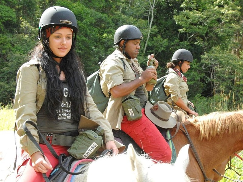 (v.re.) Jazzy, Ailton und Kim Debkowski auf dem Weg vom Hubschrauber zum Camp.