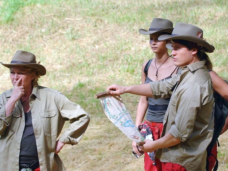 Ramona Leiß, Micaela Schäfer, Radost Bokel und Rocco Stark auf dem Weg vom Hubschrauber zum Camp.