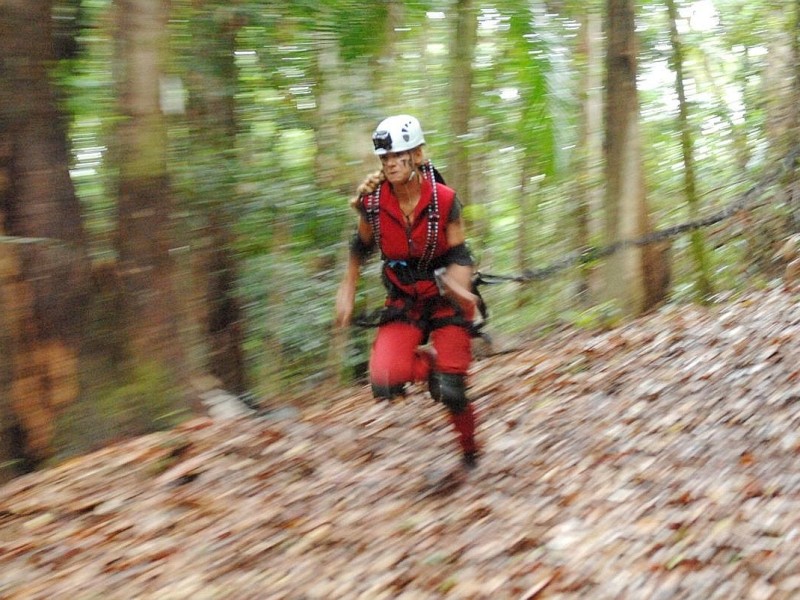 Tag 4 - Schatzsuche 03. Radost Bokel muss heute zur Schatzsuche "Anti Bungee" antreten. An ein Bungee-Seil angebunden, muss sie versuchen, die Schatztruhe zu erreichen. Doch das Seil ist kürzer als der Weg zur Truhe. Nur mit ganz viel Kraft und nach mehreren Versuchen schafft es die Schauspielerin die Kiste zu erreichen.