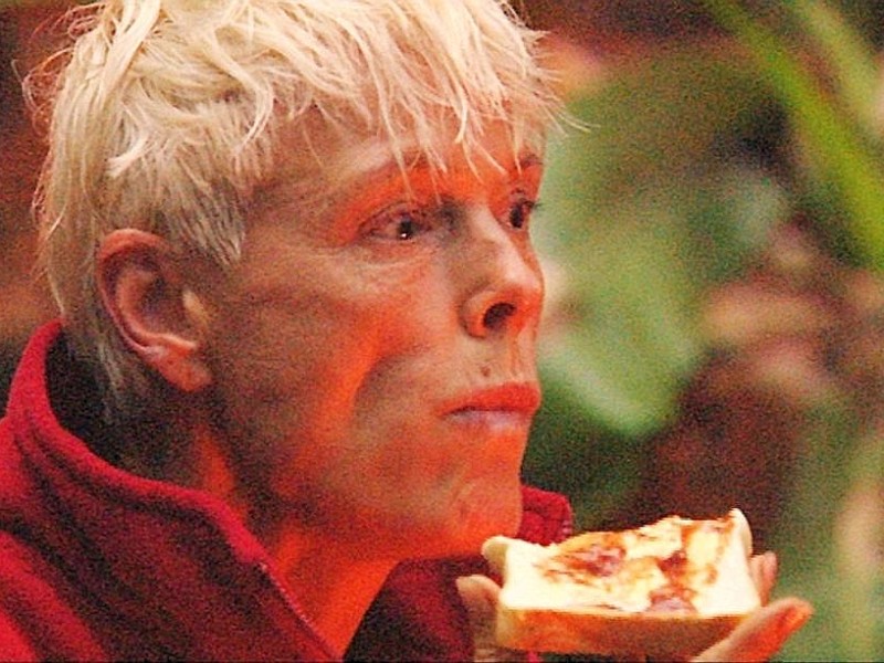 Für die erfolgreiche Nachtschatzsuche von Micaela und Ailton gibt es für die Camper ein köstliches Dschungel-Frühstück. Brigitte Nielsen lässt sich ihr Marmeladenbrot schmecken.