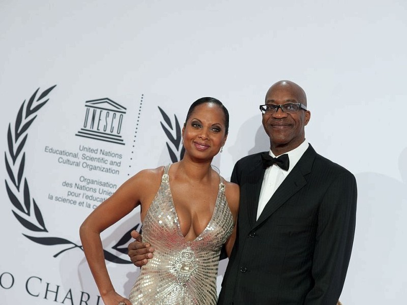 Michelle und Edwin Moses auf dem roten Teppich. Am 19.11.2011 fand die 20.  Unesco Charity  Gala 2011 im maritim Hotel Düsseldorf statt. Bei der von Ute-Henriette Ohoven initiierten Veranstaltung werden Eintrittsgelder und Spenden zugunsten der Kinderprojekte der Unesco gesammelt. |  Foto: Uwe Schaffmeister