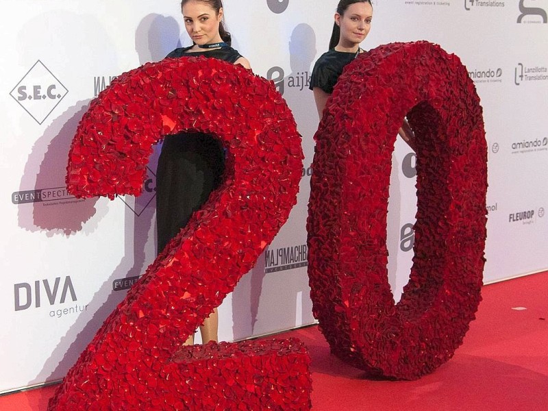 Eine 20 aus roten Blüten auf dem roten Teppich. Am 19.11.2011 fand die 20.  Unesco Charity  Gala 2011 im maritim Hotel Düsseldorf statt. Bei der von Ute-Henriette Ohoven initiierten Veranstaltung werden Eintrittsgelder und Spenden zugunsten der Kinderprojekte der Unesco gesammelt. |  Foto: Uwe Schaffmeister