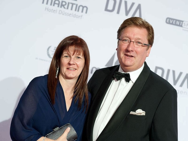 Düsseldorfs Oberbürgermeister Dirk Elbers mit Frau Astrid auf dem roten Teppich. Am 19.11.2011 fand die 20.  Unesco Charity  Gala 2011 im maritim Hotel Düsseldorf statt. Bei der von Ute-Henriette Ohoven initiierten Veranstaltung werden Eintrittsgelder und Spenden zugunsten der Kinderprojekte der Unesco gesammelt. |  Foto: Uwe Schaffmeister