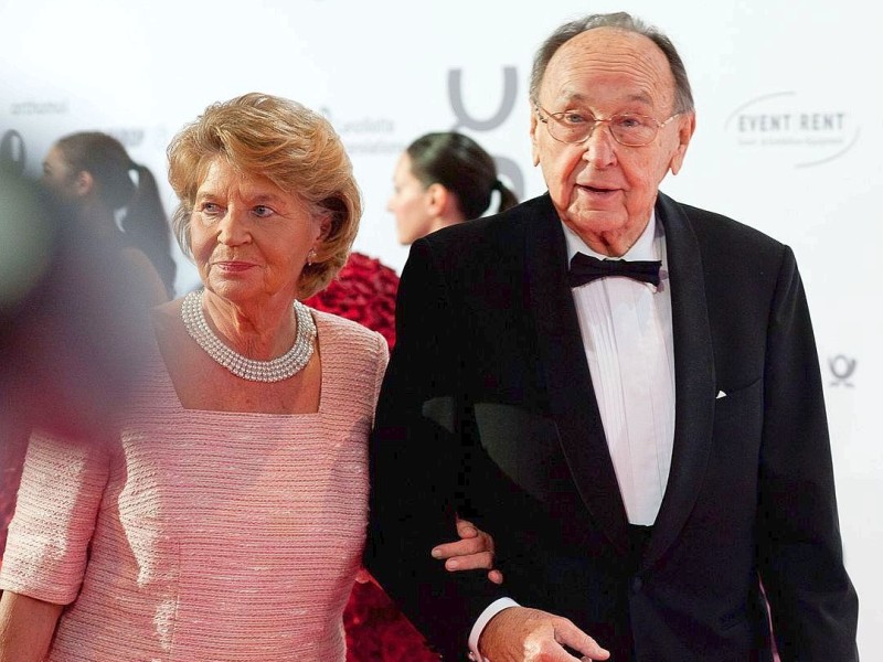 Barbara und Hans Dietrich Genscher auf dem roten Teppich. Am 19.11.2011 fand die 20.  Unesco Charity  Gala 2011 im maritim Hotel Düsseldorf statt. Bei der von Ute-Henriette Ohoven initiierten Veranstaltung werden Eintrittsgelder und Spenden zugunsten der Kinderprojekte der Unesco gesammelt. |  Foto: Uwe Schaffmeister