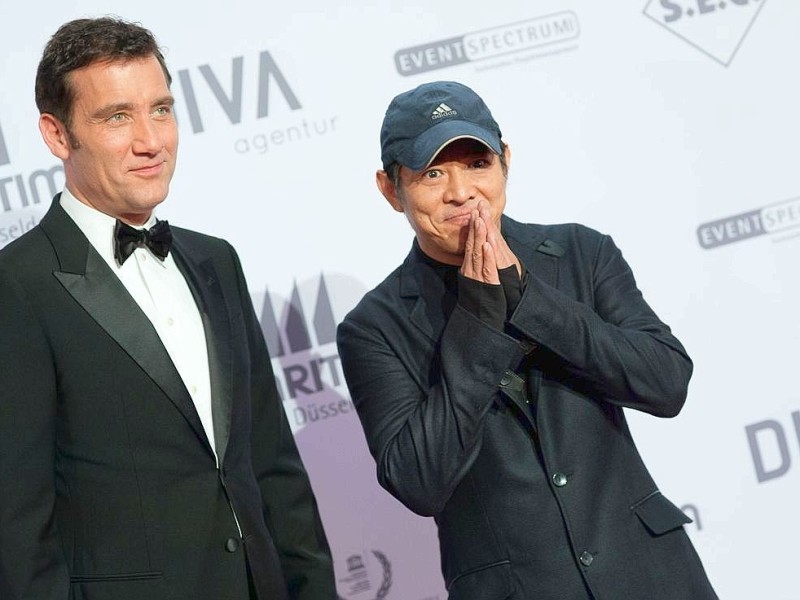 Clive Owen und Jet Li (rechts) auf dem roten Teppich. Am 19.11.2011 fand die 20.  Unesco Charity  Gala 2011 im maritim Hotel Düsseldorf statt. Bei der von Ute-Henriette Ohoven initiierten Veranstaltung werden Eintrittsgelder und Spenden zugunsten der Kinderprojekte der Unesco gesammelt. |  Foto: Uwe Schaffmeister