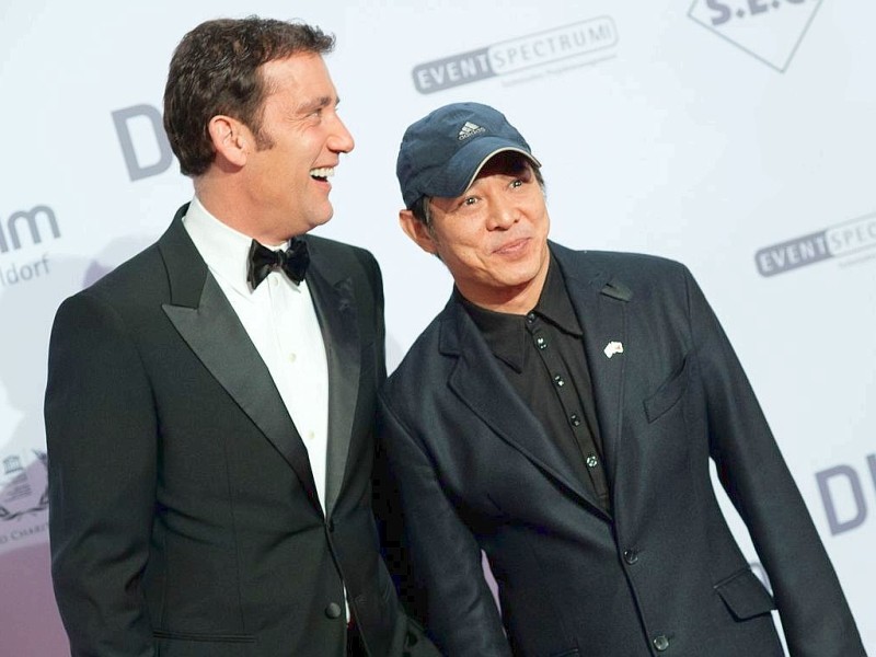 Clive Owen und Jet Li (rechts) auf dem roten Teppich. Am 19.11.2011 fand die 20.  Unesco Charity  Gala 2011 im maritim Hotel Düsseldorf statt. Bei der von Ute-Henriette Ohoven initiierten Veranstaltung werden Eintrittsgelder und Spenden zugunsten der Kinderprojekte der Unesco gesammelt. |  Foto: Uwe Schaffmeister