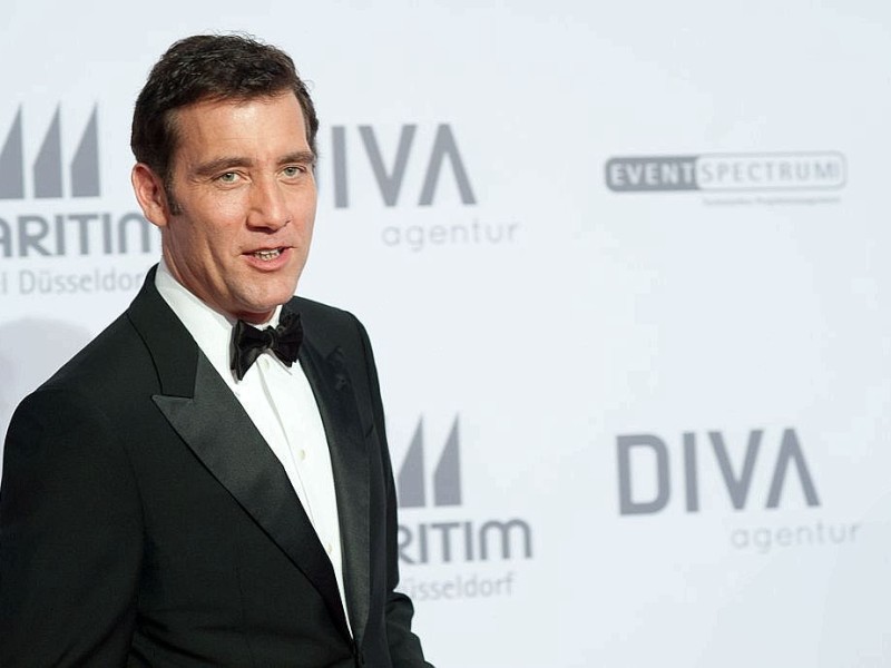 Clive Owen auf dem roten Teppich. Am 19.11.2011 fand die 20.  Unesco Charity  Gala 2011 im maritim Hotel Düsseldorf statt. Bei der von Ute-Henriette Ohoven initiierten Veranstaltung werden Eintrittsgelder und Spenden zugunsten der Kinderprojekte der Unesco gesammelt. |  Foto: Uwe Schaffmeister