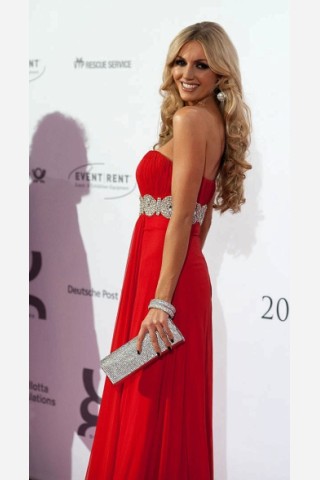 Rosanna Davison (Tochter von Chris de Burgh) auf dem roten Teppich. Am 19.11.2011 fand die 20.  Unesco Charity  Gala 2011 im maritim Hotel Düsseldorf statt. Bei der von Ute-Henriette Ohoven initiierten Veranstaltung werden Eintrittsgelder und Spenden zugunsten der Kinderprojekte der Unesco gesammelt. |  Foto: Uwe Schaffmeister