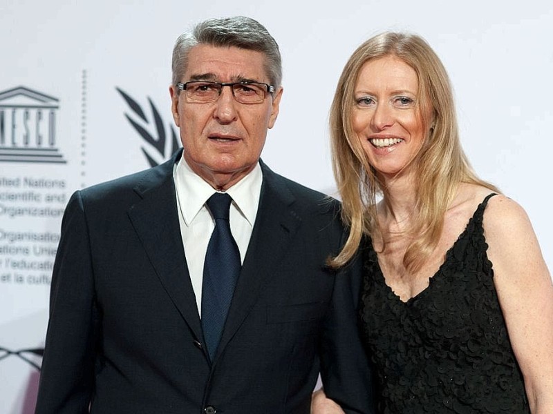 Rudi Assauer und Britta Idrizi auf dem roten Teppich. Am 19.11.2011 fand die 20.  Unesco Charity  Gala 2011 im maritim Hotel Düsseldorf statt. Bei der von Ute-Henriette Ohoven initiierten Veranstaltung werden Eintrittsgelder und Spenden zugunsten der Kinderprojekte der Unesco gesammelt. |  Foto: Uwe Schaffmeister