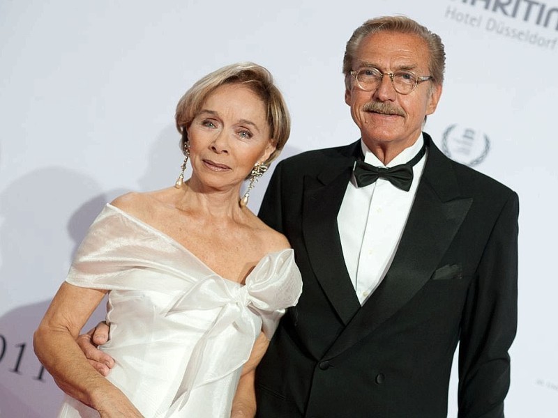 Schauspielerin Monika Peitsch und Sven Hansen-Hoechstaedt  auf dem roten Teppich. Am 19.11.2011 fand die 20.  Unesco Charity  Gala 2011 im maritim Hotel Düsseldorf statt. Bei der von Ute-Henriette Ohoven initiierten Veranstaltung werden Eintrittsgelder und Spenden zugunsten der Kinderprojekte der Unesco gesammelt. |  Foto: Uwe Schaffmeister