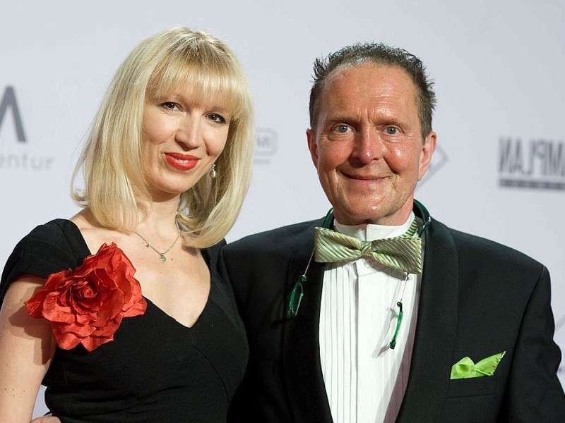 Der Düsseldorfer Oldtimer Händler Michael Fröhlich und seine Frau auf dem roten Teppich. Am 19.11.2011 fand die 20.  Unesco Charity  Gala 2011 im maritim Hotel Düsseldorf statt. Bei der von Ute-Henriette Ohoven initiierten Veranstaltung werden Eintrittsgelder und Spenden zugunsten der Kinderprojekte der Unesco gesammelt. |  Foto: Uwe Schaffmeister