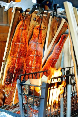 Am Freitag, den 18.11.2011 steht Mario Traber an seinem Stand auf dem Weihnachtsmarkt in Duisburg - Mitte. Dort verkauft er zum ersten Mal seinen Flammlachs . Der frische Lachs aus Finnland wird dabei über einem Holzfeuer nach alter finnischer Tradition gegart Foto: Stephan Eickershoff / WAZ FotoPool