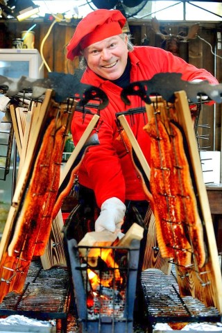 Am Freitag, den 18.11.2011 steht Mario Traber an seinem Stand auf dem Weihnachtsmarkt in Duisburg - Mitte. Dort verkauft er zum ersten Mal seinen Flammlachs . Der frische Lachs aus Finnland wird dabei über einem Holzfeuer nach alter finnischer Tradition gegart Foto: Stephan Eickershoff / WAZ FotoPool