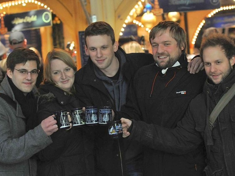 Am Donnerstag, 17.11.2011, eröffnet der Weihnachtsmarkt in Duisburg. V.l.: Kai, Annika, Christoph, Robert und Alex am Glühweinstand.