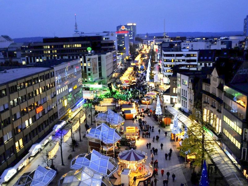 Am Donnerstag, den 17.11.2011 wird der Weihnachtsmarkt in der Innenstadt in Duisburg eröffnet. Bei kaltem trockenen Wetter kommen tausende Besucher, um den ersten glühwein zu trinken oder leckere heiße Maronen zu essen.  Foto: Stephan Eickershoff / WAZ FotoPool